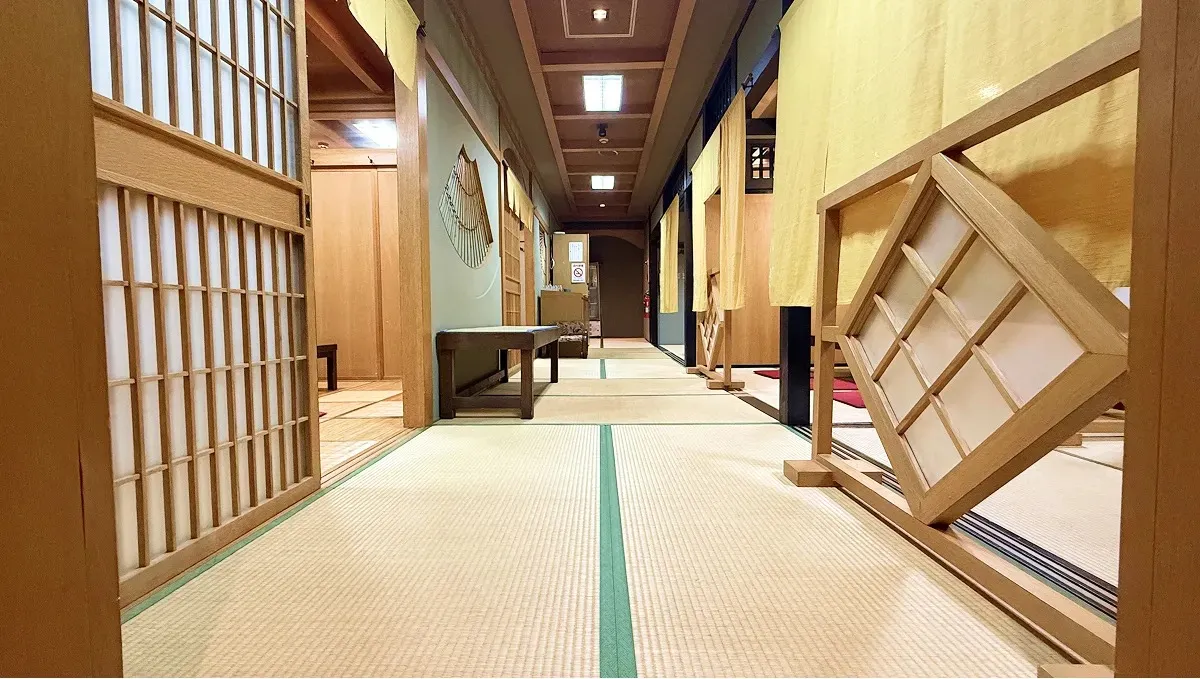 2F中央廊下(貸切も可能・30〜40名ほどの宴会にも)
